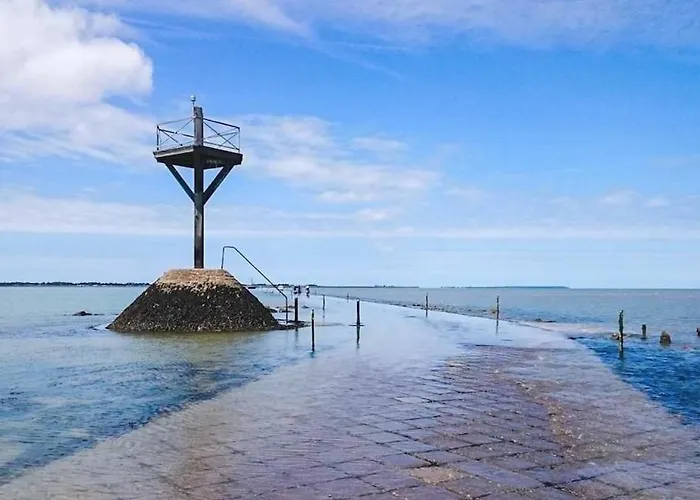 6 Personnes A 250 M De La