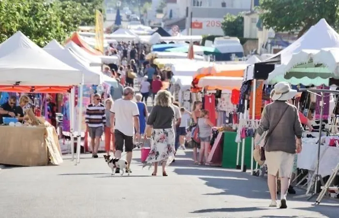 6 Personnes A 250 M De La *