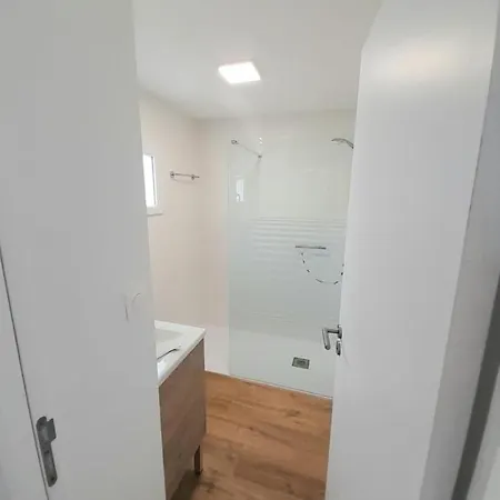 6 Personnes à 250 M De La Villa *